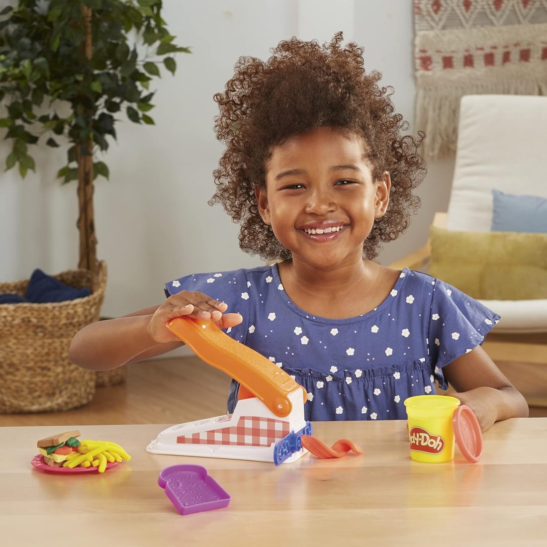 Play-Doh Kitchen Creations Fun Factory Playset, view 5